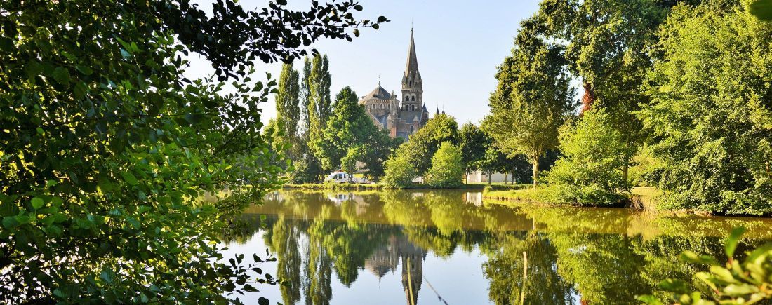 Vue sur l'église de Maure-de-Bretagne depuis l'étang du Querpon