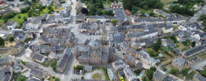 Vue aérienne du bourg de Maure-de-Bretagne à Val d'Anast