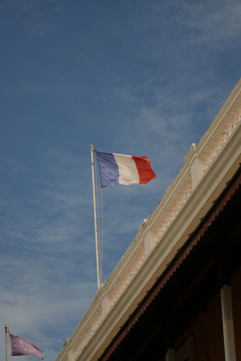 Drapeau français déployé par le vent.