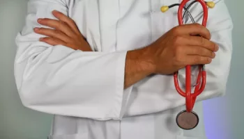 Docteur tenant un stéthoscope