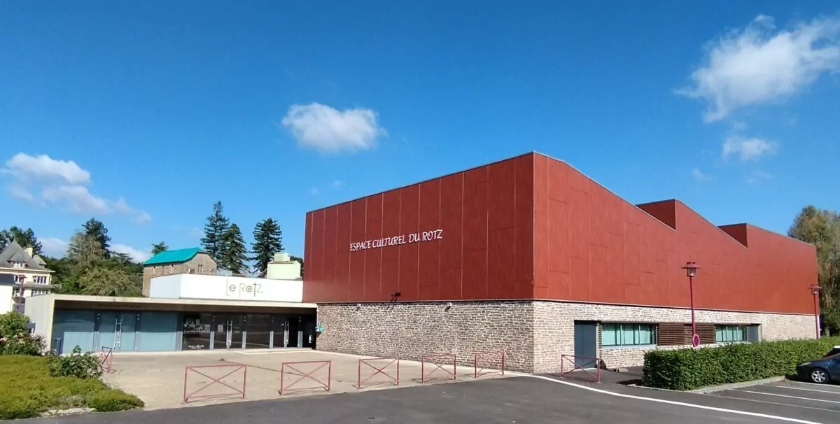 L'Espace Culturel du Rotz à Val d'Anast dispose d'une grande salle de spectacle ainsi que d'une salle annexe, la salle Jean Marsollier, qui accueille des réceptions, réunions, et autres événements regroupant moins de 50 convives.