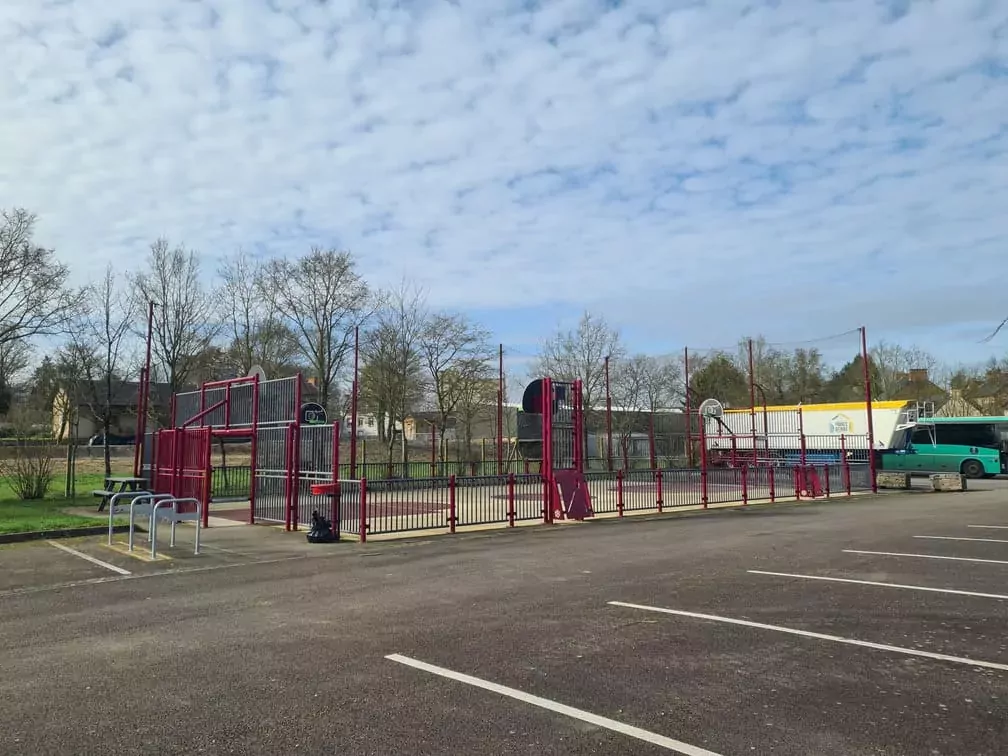 Le citypark est un équipement sportif en libre accès, ouvert à tous ceux qui souhaitent pratiquer basketball, handball, etc. à Val d'Anast (Maure-de-Bretagne).