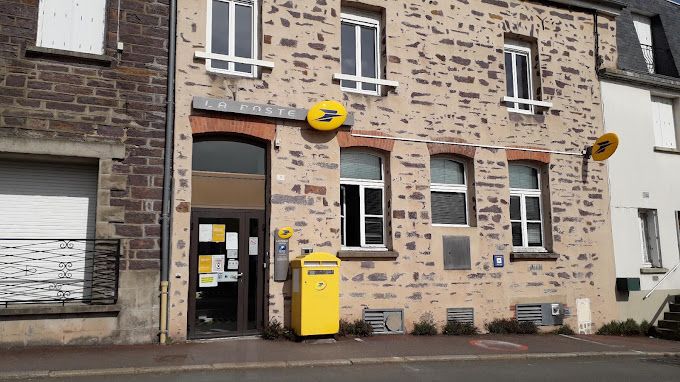 Le bureau de poste de Val d'Anast est situé au 7 place de la Poste, dans le bourg de Maure-de-Bretagne.