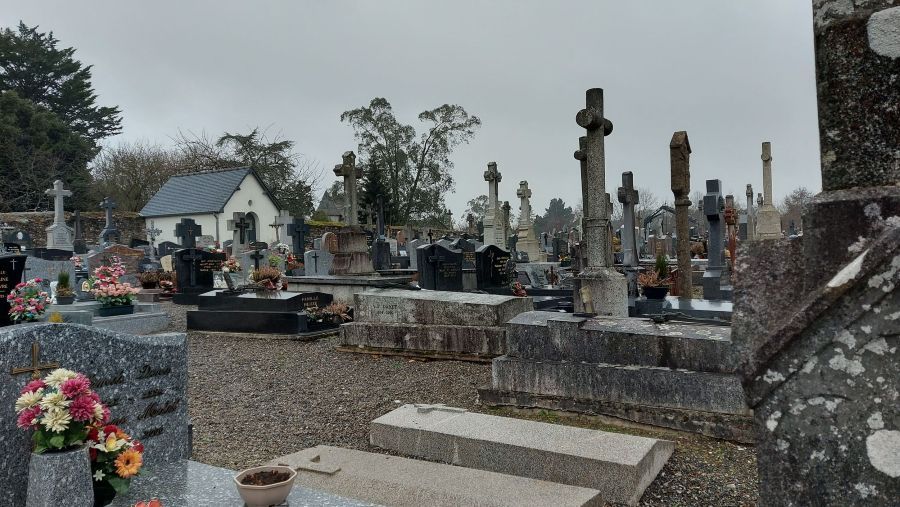 Le cimetière de Maure-de-Bretagne à Val d'Anast se situe à proximité de la mairie