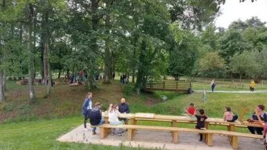Des habitants jouent sur les tables de pique-nique installée à la motte féodale à Val d'Anast