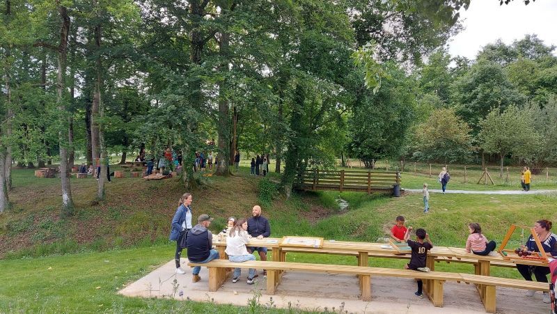 Des habitants jouent sur les tables de pique-nique installée à la motte féodale à Val d'Anast