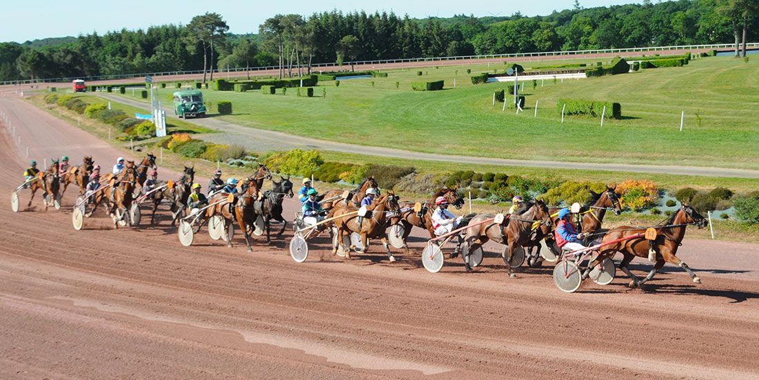 Course hippique en sulky à l'Hippodrome de Maure-de-Bretagne à Val d'Anast