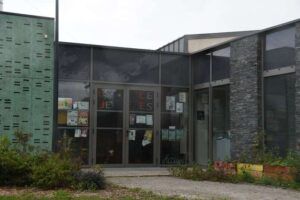 L'Espace Jeunes est installé dans le Centre social et culturel Chorus, avec un accès indépendant. La communauté de communes VHBC s'occupe de sa gestion.