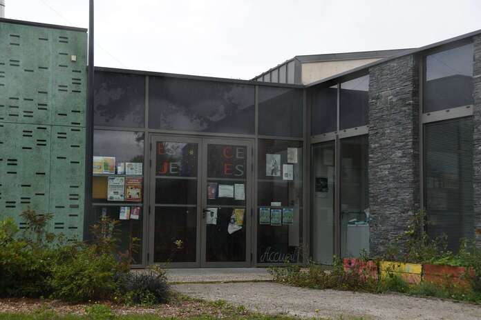 L'Espace Jeunes est installé dans le Centre social et culturel Chorus, avec un accès indépendant. La communauté de communes VHBC s'occupe de sa gestion.