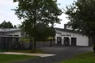 Le Collège Sainte-Marie de Val d'Anast (Maure-de-Bretagne) a été rénové entre 2016 et 2018. Son accès, piéton, se fait soit par la rue du Querpon, soit par la rue de Guer.