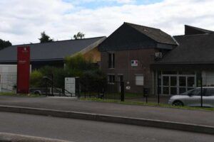 L'accès au Collège du Querpon peut se faire par la rue du Querpon de Val d'Anast, face au supermarché. Celui-ci est signalisé par un haut panneau vertical installé par le département d'Ille-et-Vilaine.