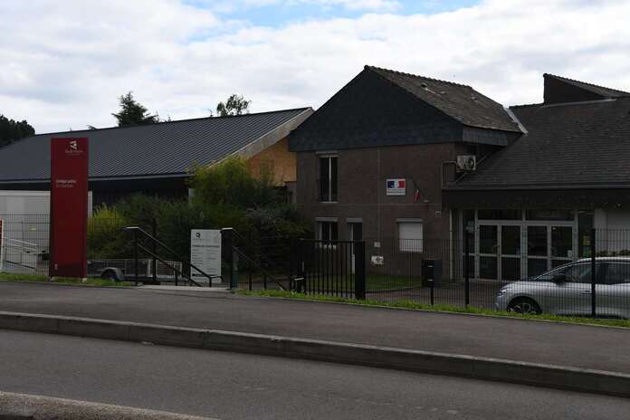 L'accès au Collège du Querpon peut se faire par la rue du Querpon de Val d'Anast, face au supermarché. Celui-ci est signalisé par un haut panneau vertical installé par le département d'Ille-et-Vilaine.
