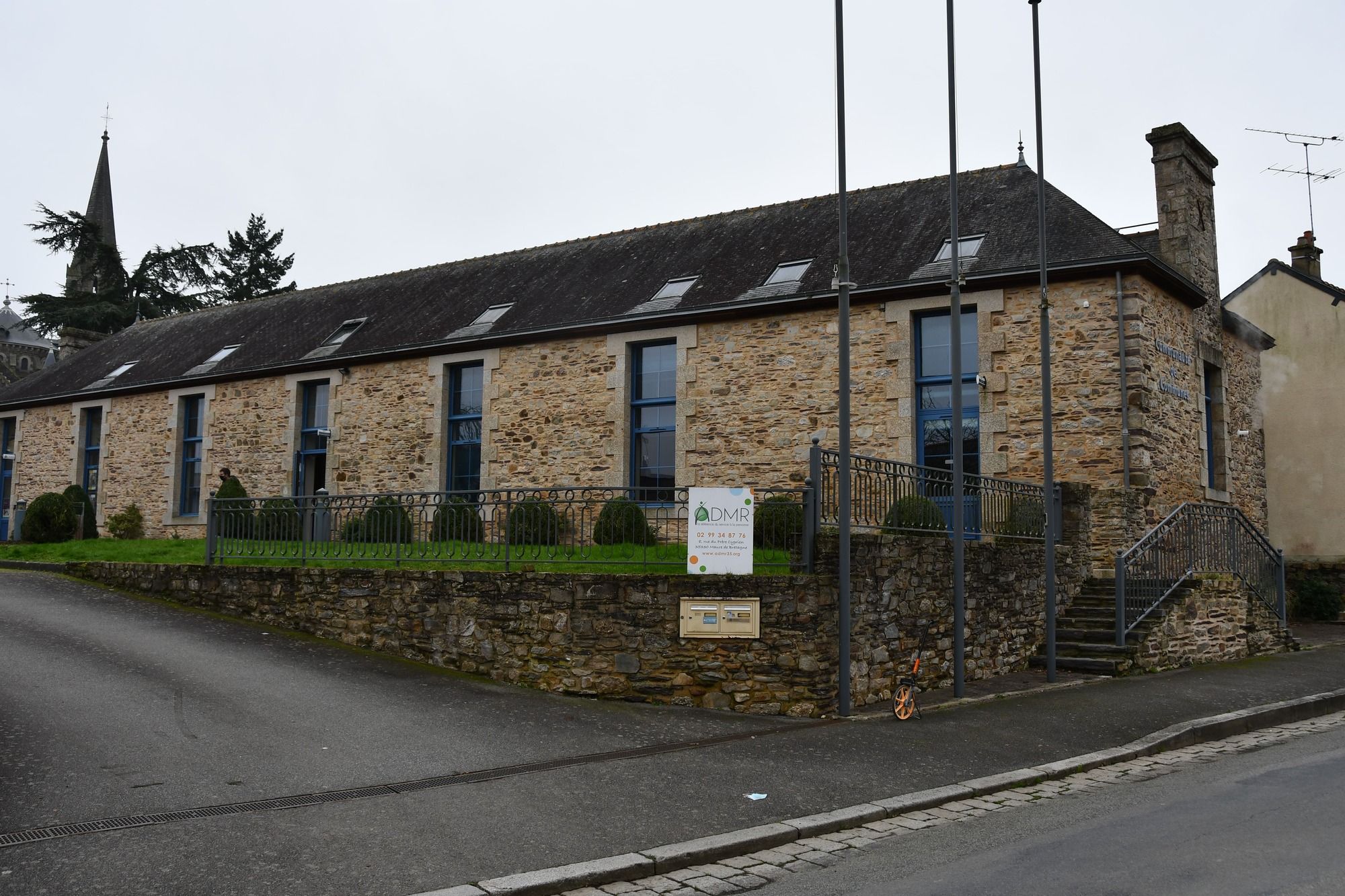L'antenne des Aides à domicile en milieu rural de Val d'Anast se situe dans la rue du Frère Cyprien.