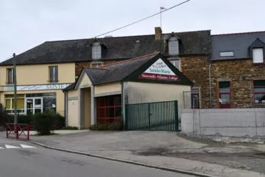 L'entrée du Groupe Scolaire Sainte-Marie de Val d'Anast