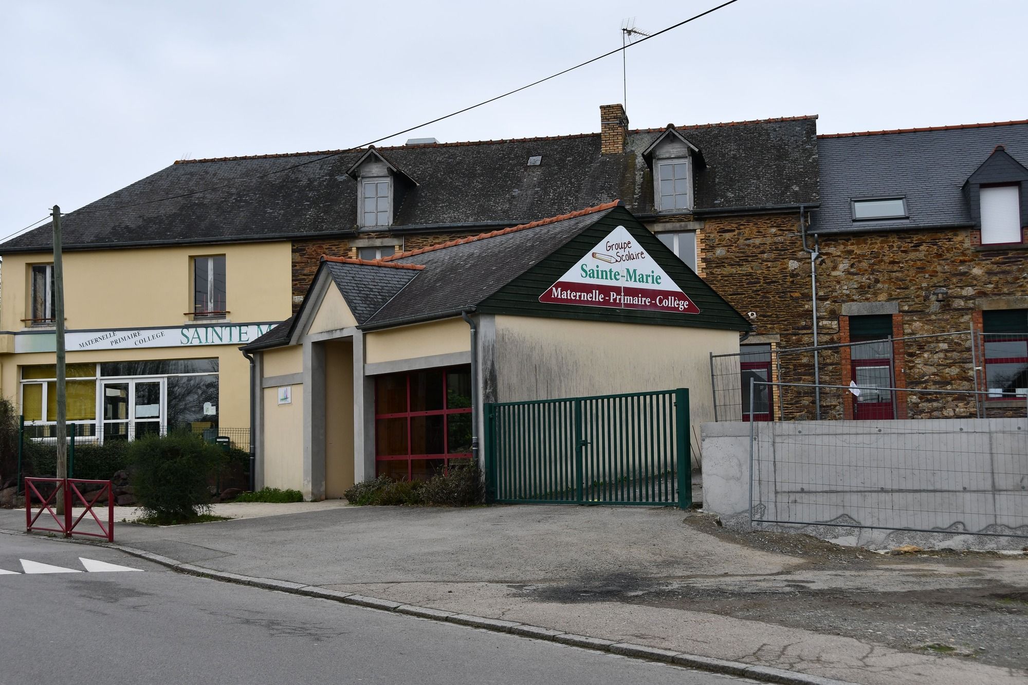 L'entrée du Groupe Scolaire Sainte-Marie de Val d'Anast