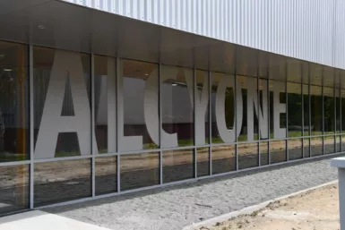 Le nom de la salle de sports Alcyone est affiché sur sa devanture