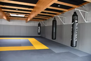 Le dojo de la salle de sports Alcyone comporte trois sacs de frappe permanents
