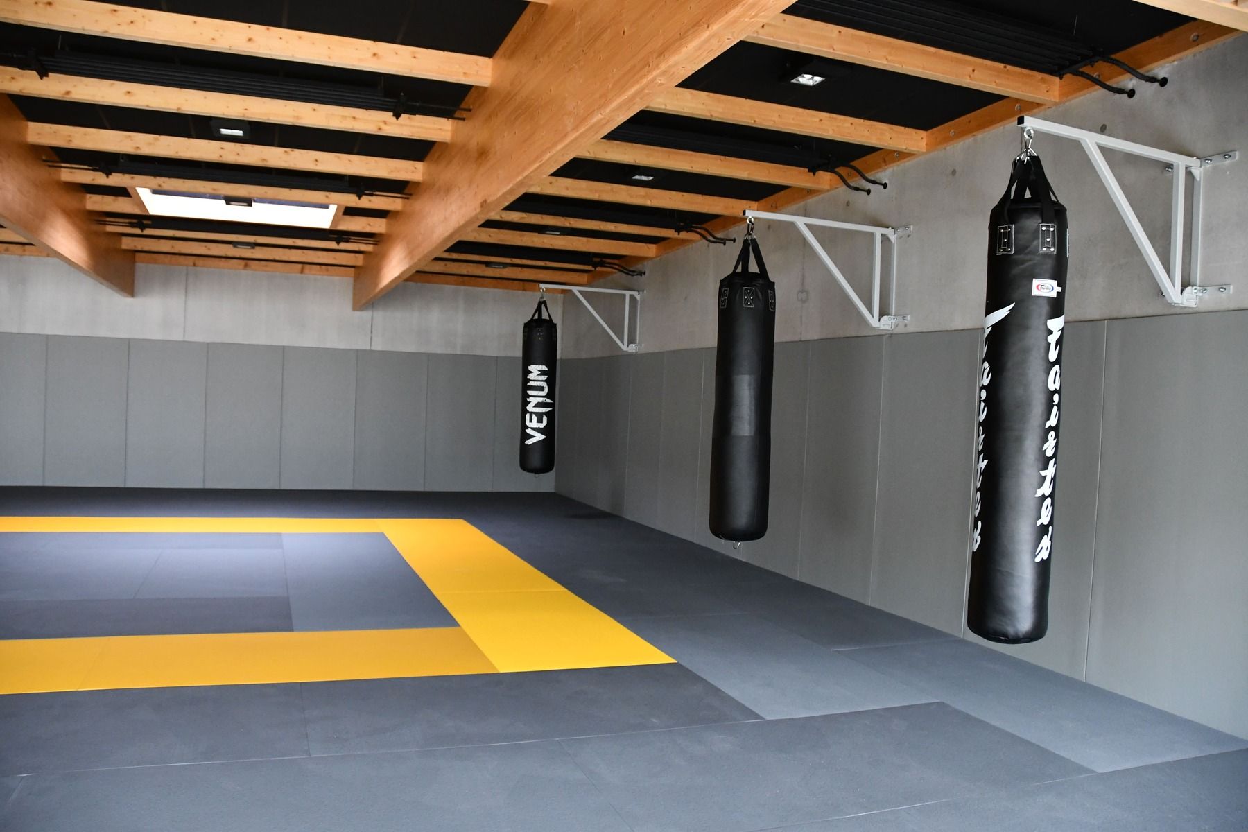 Le dojo de la salle de sports Alcyone comporte trois sacs de frappe permanents