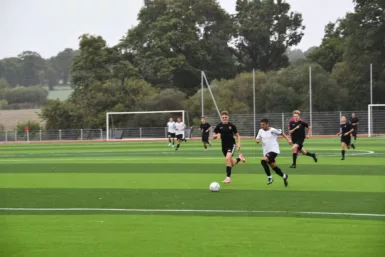 Match de football sur le plateau sportif Franck Jourdan à Val d'Anast.