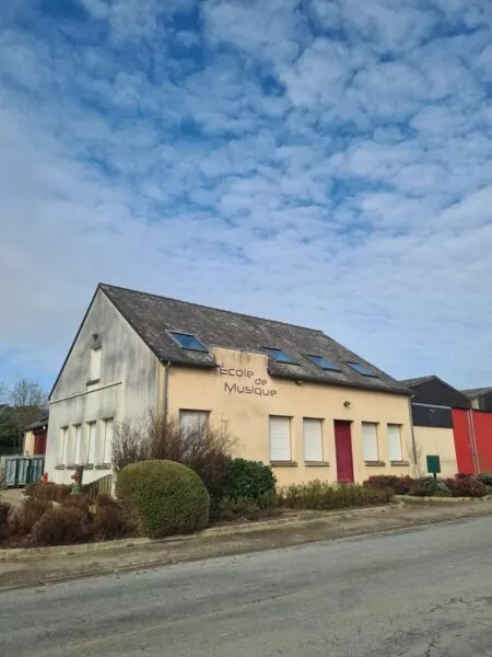 L'École de Musique de Val d'Anast est située rue du Rotz, près de l'Espace culturel du Rotz.