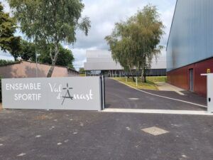 L'entrée de l'ensemble sportif de Val d'Anast avec la salle Alcyone en arrière-plan