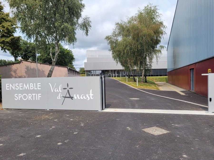 L'entrée de l'ensemble sportif de Val d'Anast avec la salle Alcyone en arrière-plan