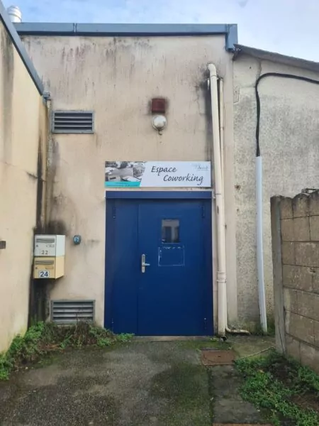 Près de la salle de gymnastique Mauretimer, la communauté de communes des Vallons de Haute Bretagne (VHBC) a ouvert un espace de coworking, pour tous les actifs qui recherchent un bureau pour collaborer et développer leurs projets économiques, associatifs, solidaires, etc.