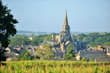 L'église de Maure-de-Bretagne depuis un champ de culture