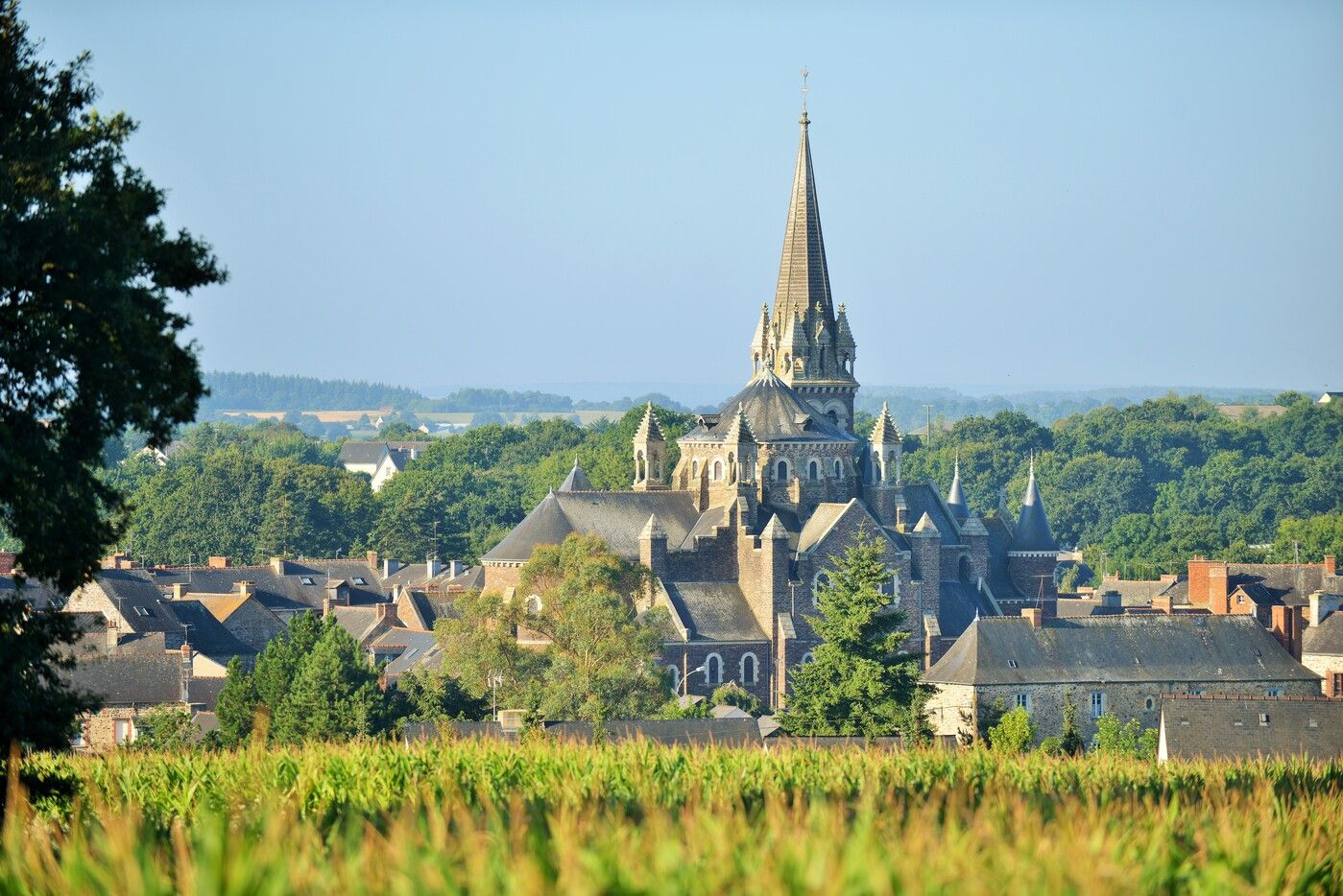 L'église de Maure-de-Bretagne depuis un champ de culture