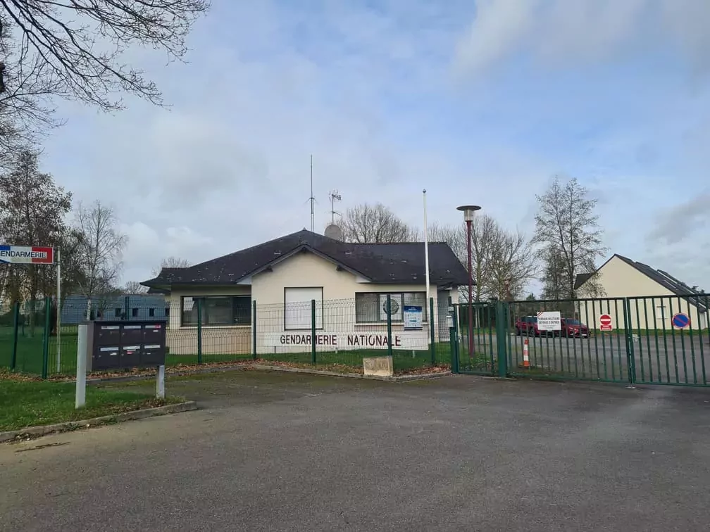 La Gendarmerie nationale est installée dans la rue de Guer et veille à l'application de la loi et à la préservation de la sécurité sur le territoire de Val d'Anast (Maure-de-Bretagne, Campel et communes voisines).