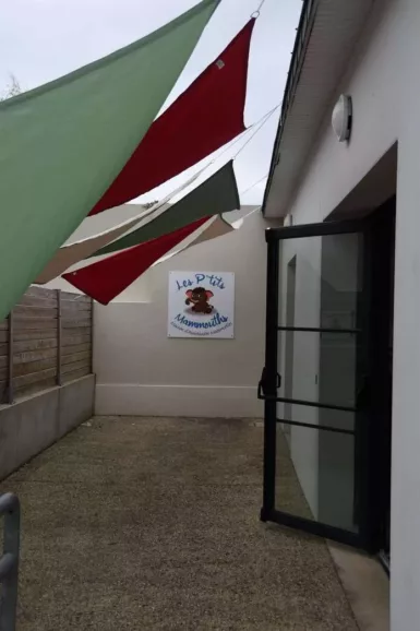 La Maison d'Assistantes Maternelles Les P'tits Mammouths est installée à Val d'Anast dans la rue du Frère Cyprien.