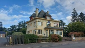 La mairie de Val d'Anast à Maure-de-Bretagne parée des drapeaux européen, français et breton.