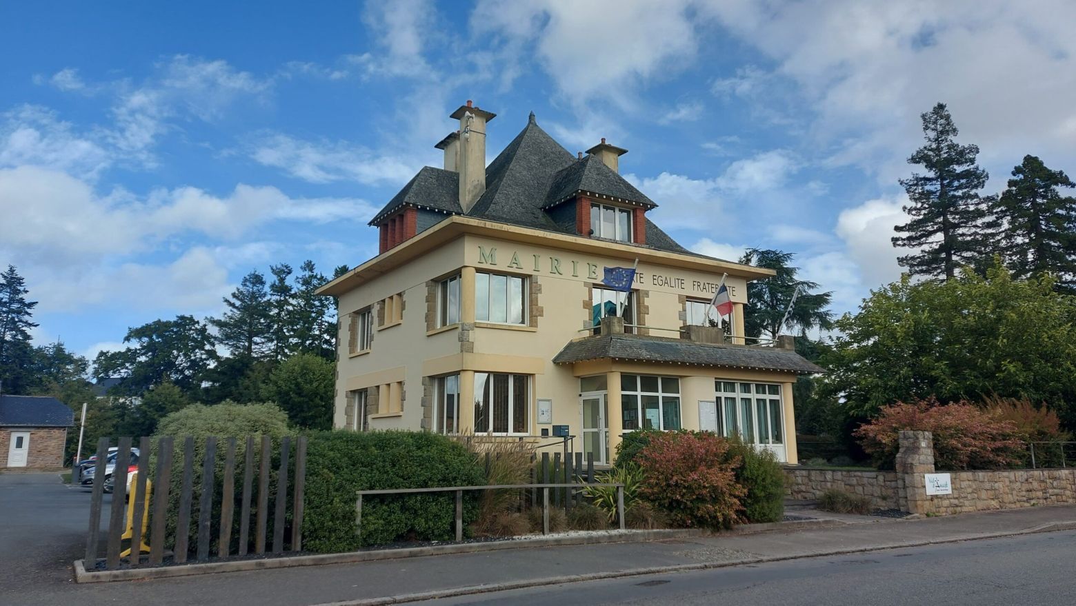 La mairie de Val d'Anast à Maure-de-Bretagne parée des drapeaux européen, français et breton.