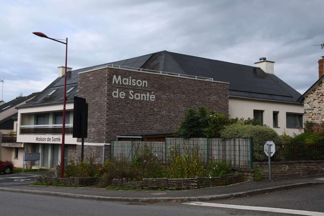 La Maison de Santé de Val d'Anast est facilement repérable en venant de la direction de l'église de Maure-de-Bretagne (Place Arthur Regnault).