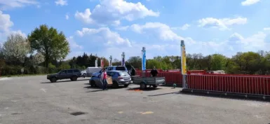 Un automobiliste dépose à la déchèterie de Val d'Anast des déchets avec sa remorque. Cet équipement de gestion des déchets est géré par le SMICTOM des Pays de Vilaine. Son accès est conditionné à la détention d'un pass, à demander directement auprès du SMICTOM.