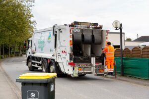Le SMICTOM des Pays de Vilaine assure la collecte des déchets à Val d'Anast : les déchets ménagers, recyclables et organiques directement auprès des foyers, et les matériaux bruts (verre, carton, tissu, etc.) dans des bacs de tris disposés à plusieurs endroits de la commune de Val d'Anast.