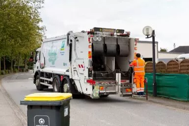 Le SMICTOM des Pays de Vilaine assure la collecte des déchets à Val d'Anast : les déchets ménagers, recyclables et organiques directement auprès des foyers, et les matériaux bruts (verre, carton, tissu, etc.) dans des bacs de tris disposés à plusieurs endroits de la commune de Val d'Anast.