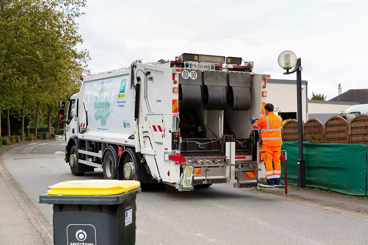 Le SMICTOM des Pays de Vilaine assure la collecte des déchets à Val d'Anast : les déchets ménagers, recyclables et organiques directement auprès des foyers, et les matériaux bruts (verre, carton, tissu, etc.) dans des bacs de tris disposés à plusieurs endroits de la commune de Val d'Anast.