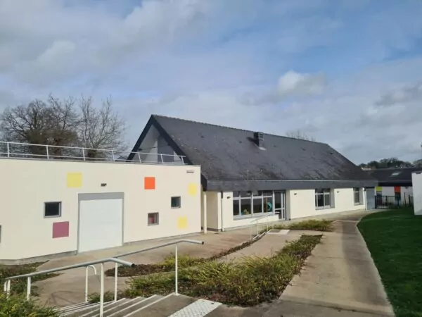 Le restaurant scolaire a été rénové en 2023 avec l'ajout d'une extension où se restaurent dorénavant les élèves des écoles maternelles Cousteau et Sainte-Marie de Val d'Anast.