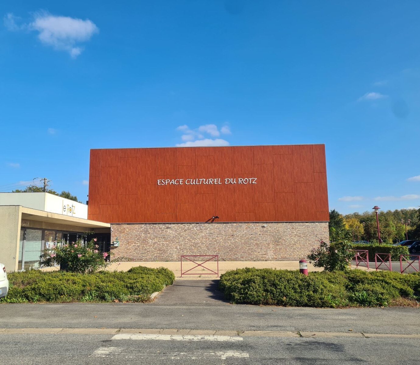 L'Espace Culturel du Rotz à Val d'Anast est une salle de spectacle et de réception disponible à la location.
