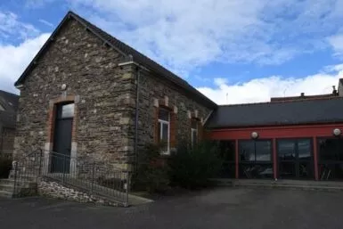 La salle annexe de la Mairie de Val d'Anast à Campel est disponible à la location pour les particuliers, associations et professionnels, pour des événements tels que des réunions, expositions, réceptions, déjeuners, etc.