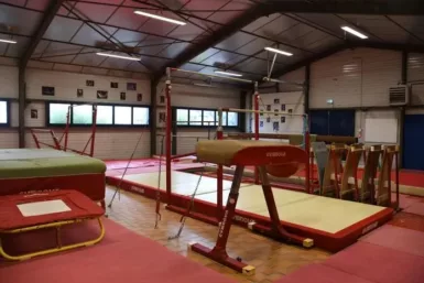 La salle de gymnastique, située rue de Guer, est équipée pour la pratique de la gymnastique artistique à Val d'Anast.