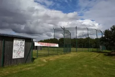 Le terrain des sports à Campel (Val d'Anast) est adapté pour la pratique du baseball, avec l'installation d'un haut grillage.