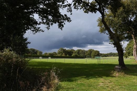 Le terrain des sports de Campel (Val d'Anast) est préparé pour la pratique du football avec un terrain d'herbe et des cages de but.