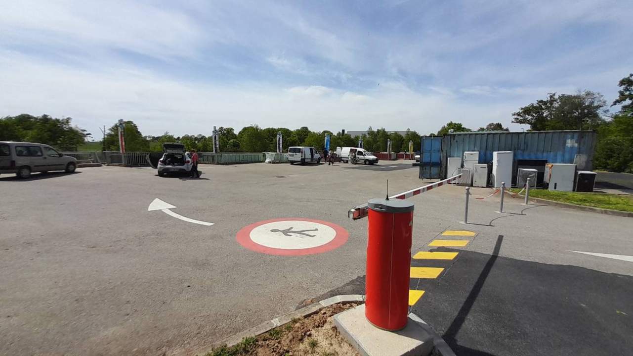 La déchetterie de Val d'Anast (Maure-de-Bretagne) est gérée par le Smictom des Pays de Vilaine (Pipriac). Elle est installée dans la zone d'activités de Bellevue.