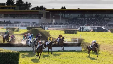 Course hippique d'obstacles à l'Hippodrome de Maure-de-Bretagne à Val d'Anast