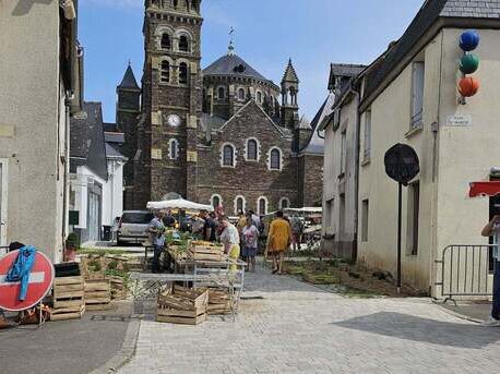 Chaque dimanche matin, le marché s'installe sur la Place Arthur Regnault de Val d'Anast, au pied de l'église. Maraichers, traiteurs et artisans proposent leurs produits à la vente.