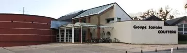 Le groupe scolaire Cousteau est l'école publique de Val d'Anast, proposant des classes de maternelle et de primaire.