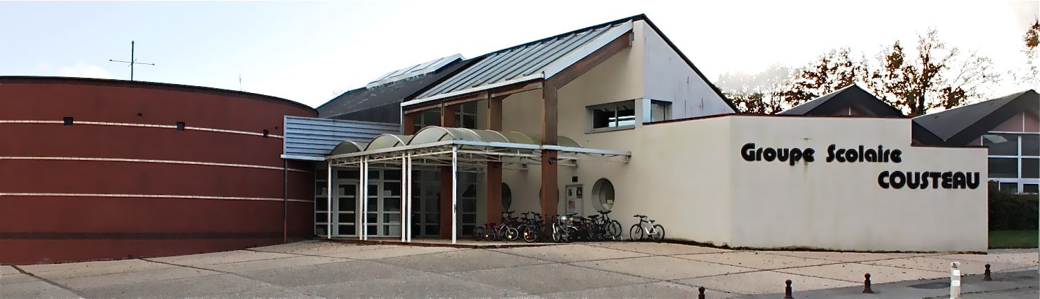 Le groupe scolaire Cousteau est l'école publique de Val d'Anast, proposant des classes de maternelle et de primaire.