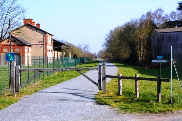 L'accès à la voie verte reliant Guipry-Messac à Ploërmel devant l'ancienne gare ferroviaire de Maure-de-Bretagne à Val d'Anast